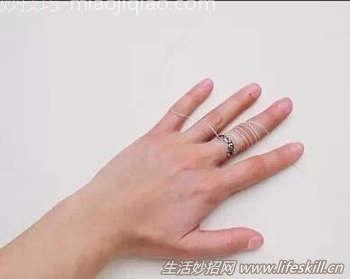 戒指卡手了怎么办？四妙招帮你轻松取出