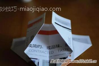 用废旧杂志、广告纸来折成实用垃圾收纳盒