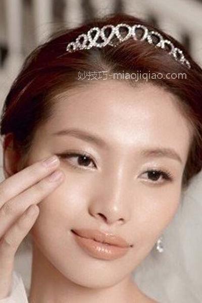 韩式新娘妆的画法步骤 清新妆容自然落成