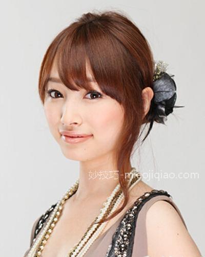伴娘怎么盘好看的发型 清爽花苞头展现甜美气质