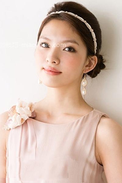 韩式伴娘diy发型图解 走温婉轻熟女路线