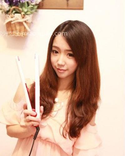 伴娘diy发型图解 花样马尾辫展现伴娘俏丽风采