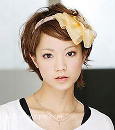 短发伴娘发型步骤图解 用发箍打造甜美伴娘