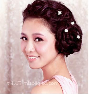 婚礼伴娘发型教程图片 春季做最美伴娘